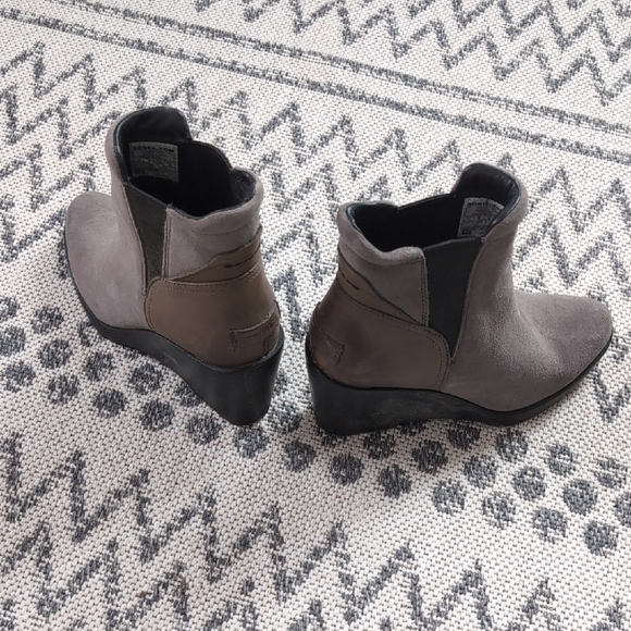 Sorel Gray Ankle Booties - Picture 3 of 7